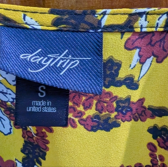 Daytrip Yellow Floral Camisole with Black Lace - Picture 3 of 5